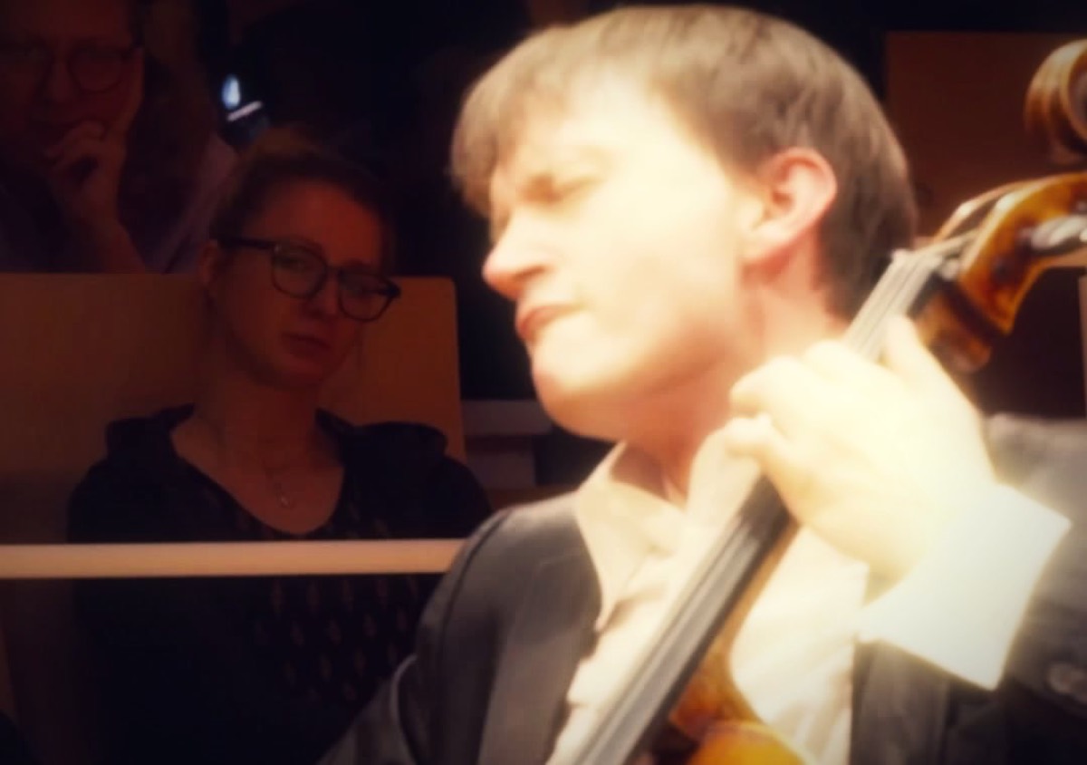Benedict Kloeckner playing with closed eyes